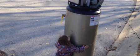 واکنش جالب دختر بچه ای که دستگاه آب گرم را با ربات اشتباه گرفته [تماشا کنید]