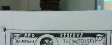 دانشجویی که برای فرار از بی حوصلگی در کلاس به کشیدن کاریکاتور معلم خود می پردازد