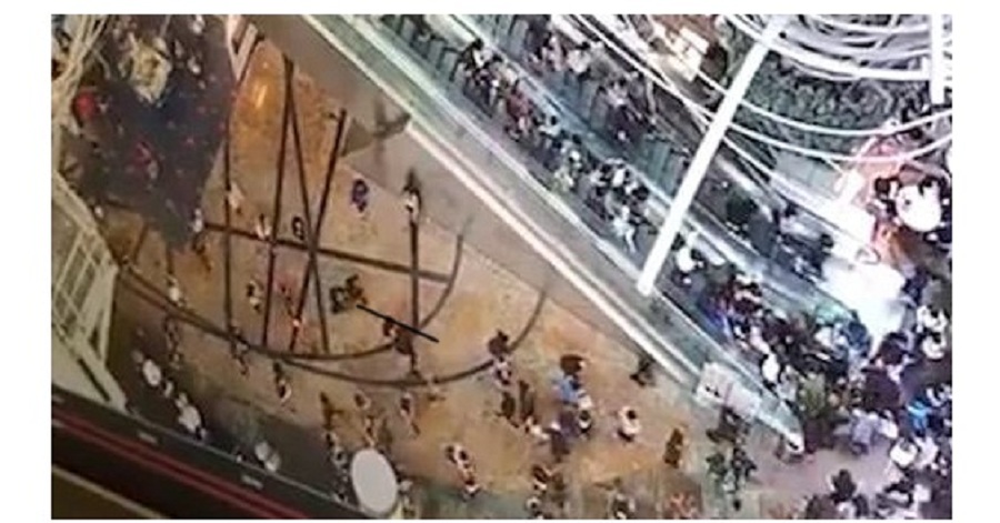 مجروح شدن نزدیک به ۲۰ نفر در اثر تغییر جهت ناگهانیِ پله برقی در هنگ کنگ [تماشا کنید]