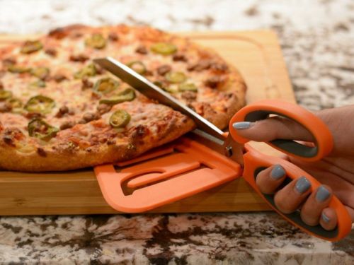 قیچی پیتزا؛ با این وسیله دیگر هرگز شاهد از هم پاشیدن شدن پنیر و محتویات روی خمیر پیتزا نخواهید بود، زیرا همزمان با برش دادن آن، صفحه ای نیز در زیر هر اسلایس قرار دارد تا آن را سالم برداشته و در بشقاب مورد نظر قرار دهید.