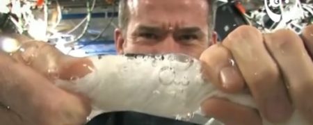 فشار دادن حوله خیس در فضا و شرایط بی وزنی چه نتیجه ای خواهد داشت؟ [تماشا کنید]