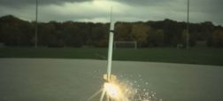ویدیویی صحنه آهسته که جزئیات پرتاب یک موشک ۲ متری را نشان می دهد [تماشا کنید]