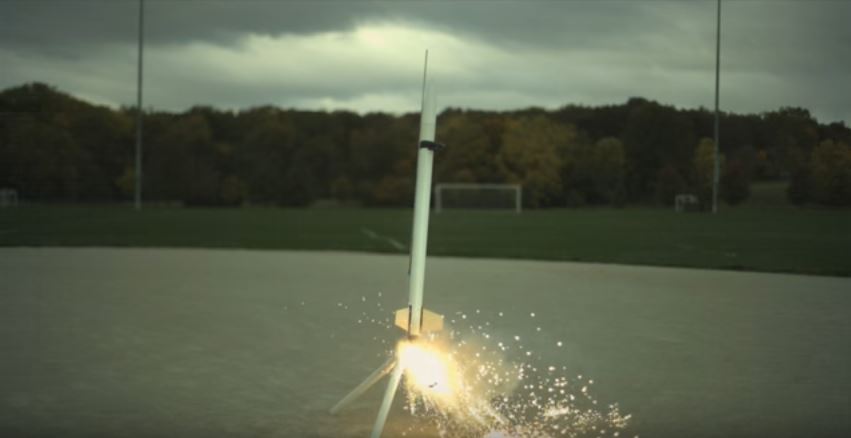 ویدیویی صحنه آهسته که جزئیات پرتاب یک موشک ۲ متری را نشان می دهد [تماشا کنید]