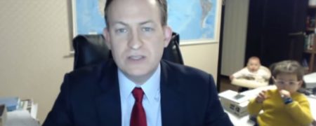 وقتی که فرزندان مجری تلویزیون آنتن برنامه زنده را به هم می ریزند [تماشا کنید]