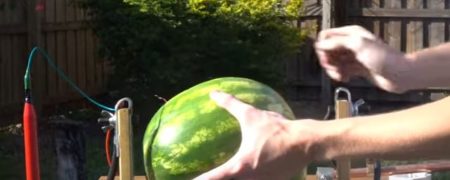 واکنش جالب و شگفت انگیز هندوانه در برابر شوک الکتریکی ۲۰ هزار ولتی [تماشا کنید]