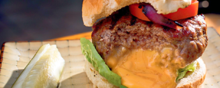 خوشمزه روز: بمب برگر با مغز پنیر [تماشا کنید]