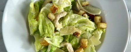 خوشمزه روز: طرز تهیه سالاد سزار خانگی [تماشا کنید]