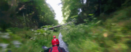 قایق سواری دیوانه وار؛ فردی که با قایق کایاک از سراشیبی وحشتناک کوه پایین می آید [تماشا کنید]