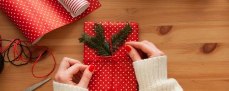 کادو کردن هدیه در عرض ۱۵ ثانیه با کمترین میزان چسب و کاغذ [تماشا کنید]