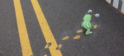 هنرمندی که با استفاده از گچ های رنگی، نقاشی های کارتونی روی دیوارهای شهر ترسیم می کند [تماشا کنید]