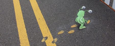 هنرمندی که با استفاده از گچ های رنگی، نقاشی های کارتونی روی دیوارهای شهر ترسیم می کند [تماشا کنید]