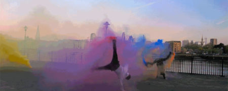 انجام حرکات نمایشی زیبا و حیرت انگیز با استفاده از نارنجک های دود زا [تماشا کنید]