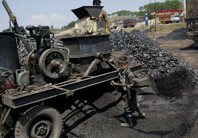 tens-of-thousands-of-children-are-employed-in-its-illegal-coal-mines-w700