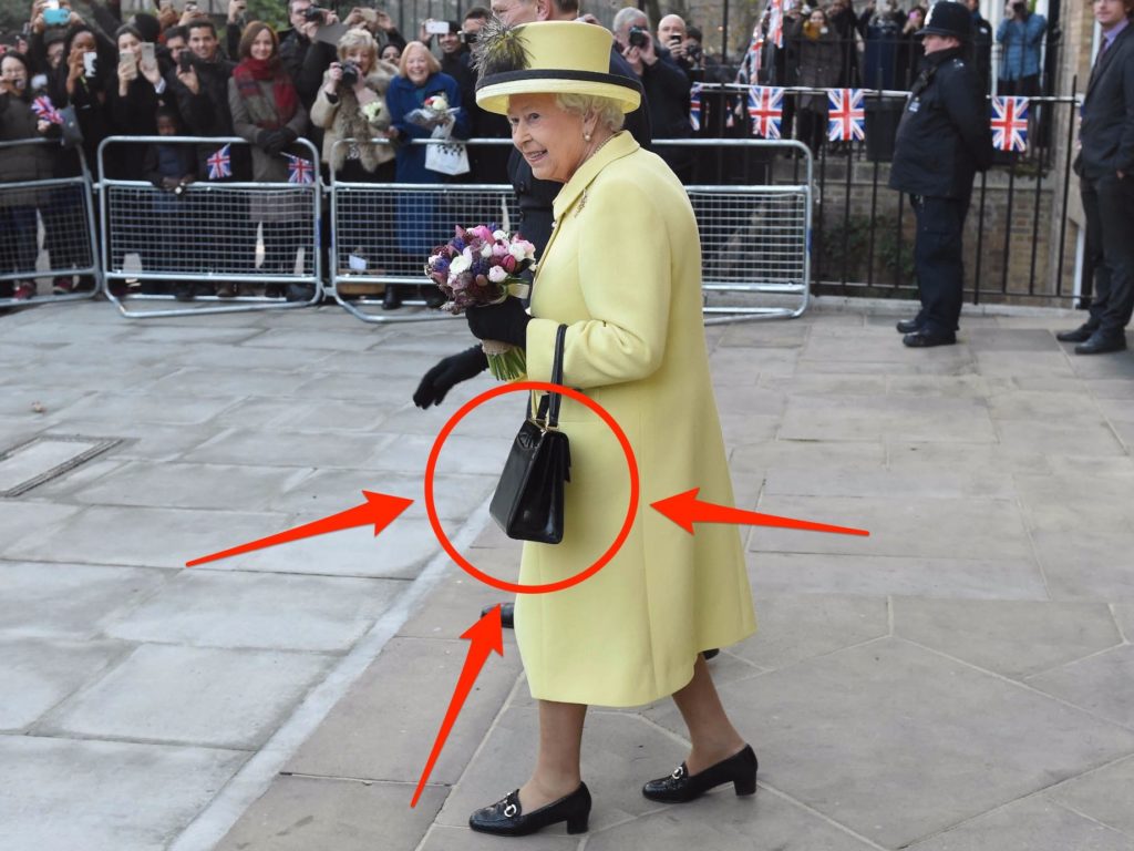 ملکه بریتانیا چه وسایلی را در کیف دستی اسرار آمیز خود قرار می دهد؟
