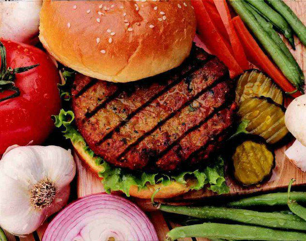 ۱۰ واقعیت جالب، باورنکردنی و کمتر شنیده شده در مورد همبرگر