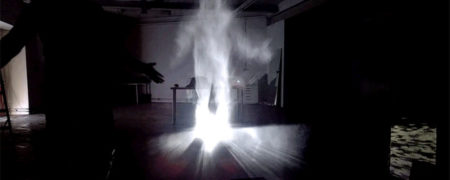 ایجاد افکت بسیار واقعی اشباح با استفاده از تولید مِه و نور پردازی پروژکتور [تماشا کنید]