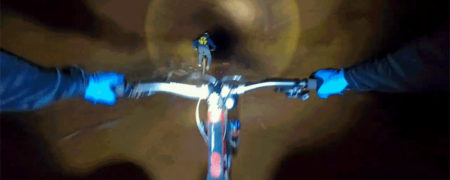 هیجان انگیز و خطرناک؛ فردی که شب هنگام در مسیر یک معدن متروکه به دوچرخه سواری می پردازد [تماشا کنید]