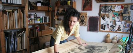 هنرمندی که با استفاده از خودکار روی چوب نقاشی های بی نظیر می کشد