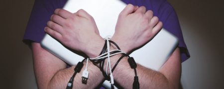 هر آنچه درباره اعتیاد به اینترنت، دلایل و تاثیرات آن باید بدانید