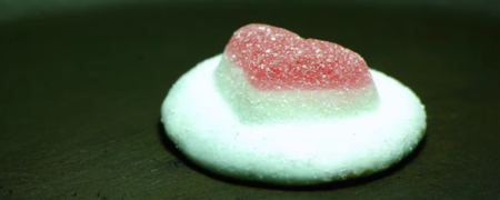 ویدیویی صحنه آهسته و جذاب از ذوب شدن شیرینی ها که با آهنگی دلنشین ترکیب شده است [تماشا کنید]