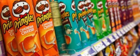 آیا می دانید تاکنون به روشی اشتباه چیپس ها «پرینگلز» را می خورده اید؟