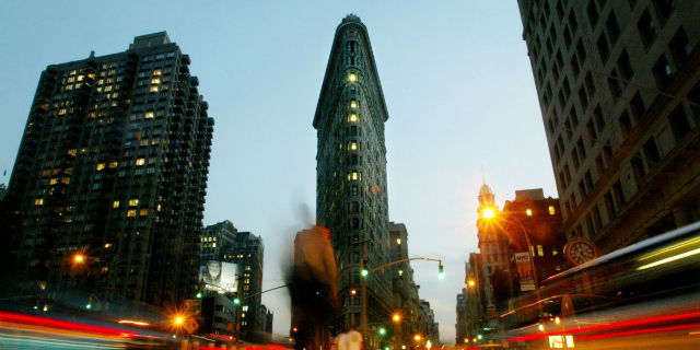 ساختمان فلات آیرن در نیویورک که یکی از نخستین آسمان خراش های دنیاست، در سال ۱۹۰۲ میلادی در محله منهتن در شهر نیویورک در آمریکا ساخته شد. معماری نامتعارف آن باعث شده تا به یکی از نمادهای شهر نیویورک تبدیل شود.