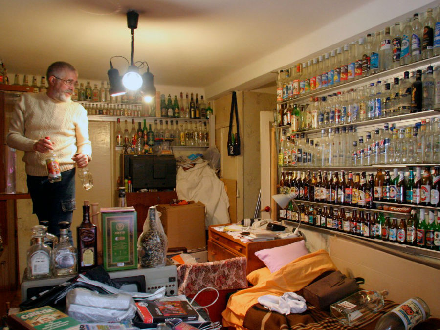 «یوری کرشکوف» خانه دو اتاق خوابه خود در شهر کیف اوکراین را به مجموعه بزرگی از انواع بطری های شیشه ای تبدیل کرده است. 