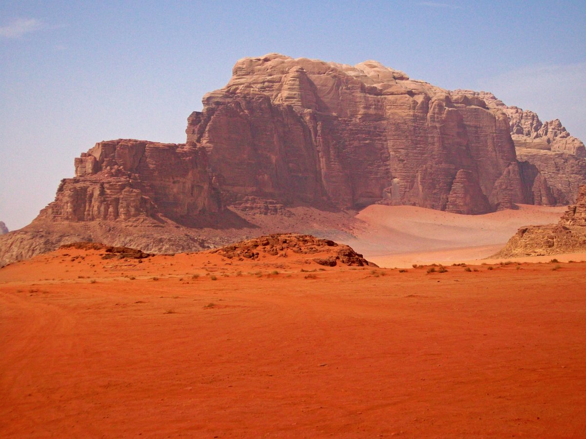 بیابان «وادی رام» در اردن که در بسیاری از فیلم ها به عنوان لوکیشنی برای نمایش سیاره مریخ از آن استفاده می شود، دارای شن های قرمزرنگ است.