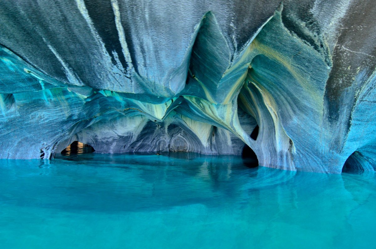 «غارهای مرمر» با رنگ های عجیب و کهکشانی در کشور شیلی در دل دریاچه های یخچالی تراشیده شده اند و مرز شیلی و آرژانتین را تشکیل می دهند. این غارها در نتیجه فرسایش به مدت 6 هزار سال به وجود آمده اند.