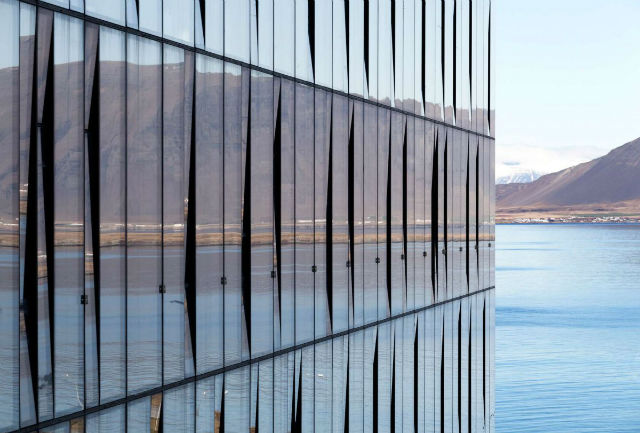 یکی از ساختمان های زیبای دنیا، Turninn در ریکیاویک است که به طور تماما آینه کار شده و زیبایی طبیعت ایسلند را در خود منعکس می کند.