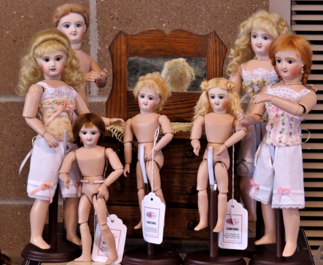 در کشور فرانسه، فروش عروسک هایی که صورت های انسانی نداشته باشند ممنوع است.