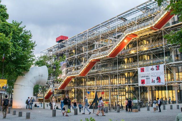 «مرکز ژرژ پمپیدو» یکی از شاهکارهای معماری پست مدرن محسوب می شود که در شهر پاریس واقع شده. این مرکز شامل موزه هنر مدرن در جهان است و حدود 18 هزار مترمربع مساحت دارد. بزرگ ترین موزه هنر جهان به گونه ای ساخته شده که تمامی فضای داخلی ساختمان از بیرون قابل مشاهده است. 