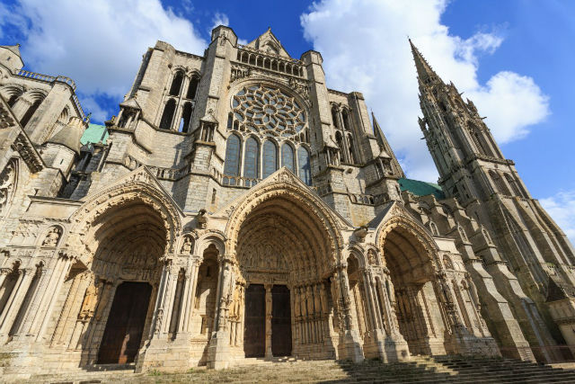 کلیسای جامع شارتر در شمال فرانسه، حدود 1200 سال پیش ساخته شده است و یکی از اولین و عالی ترین نمونه های معماری گوتیک در کشور فرانسه محسوب می شود. شارتر در دهه 1200 میلادی ساخته شده است. 