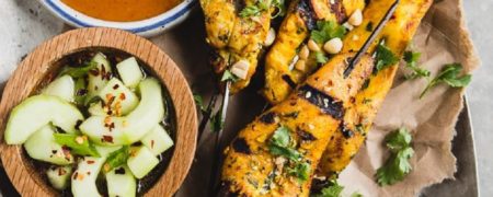 خوشمزه روز: طرز تهیه چیکن ساتای با سس بادام زمینی [تماشا کنید]