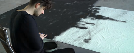 هنرمندی که با استفاده از طلا و ماسه آثار هنری زیبا و شگفت انگیز خلق می کند [تماشا کنید]