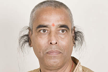«رادهاکانت بایجپای» یک فروشنده هندی است و هدفش در زندگی بلند کردن موهای گوشش است. وی در سال 2003 توانست با موهایی به طول 13.2 سانتی متر، نام خود را در کتاب گینس به ثبت برساند. اما این پایان راه وی نبود و همچنان به این کار مبادرت ورزیده و در حال حاضر موهای گوش های وی بیش از 25 سانتی متر، بلندی دارند. 
