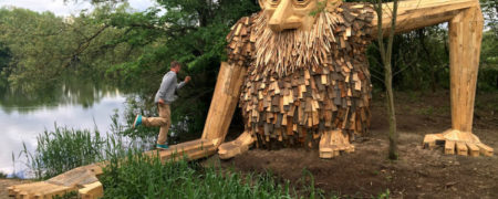 ساخت مجسمه های چوبی غول پیکر و قرار دادن آن ها در جنگل توسط هنرمند دانمارکی [تماشا کنید]