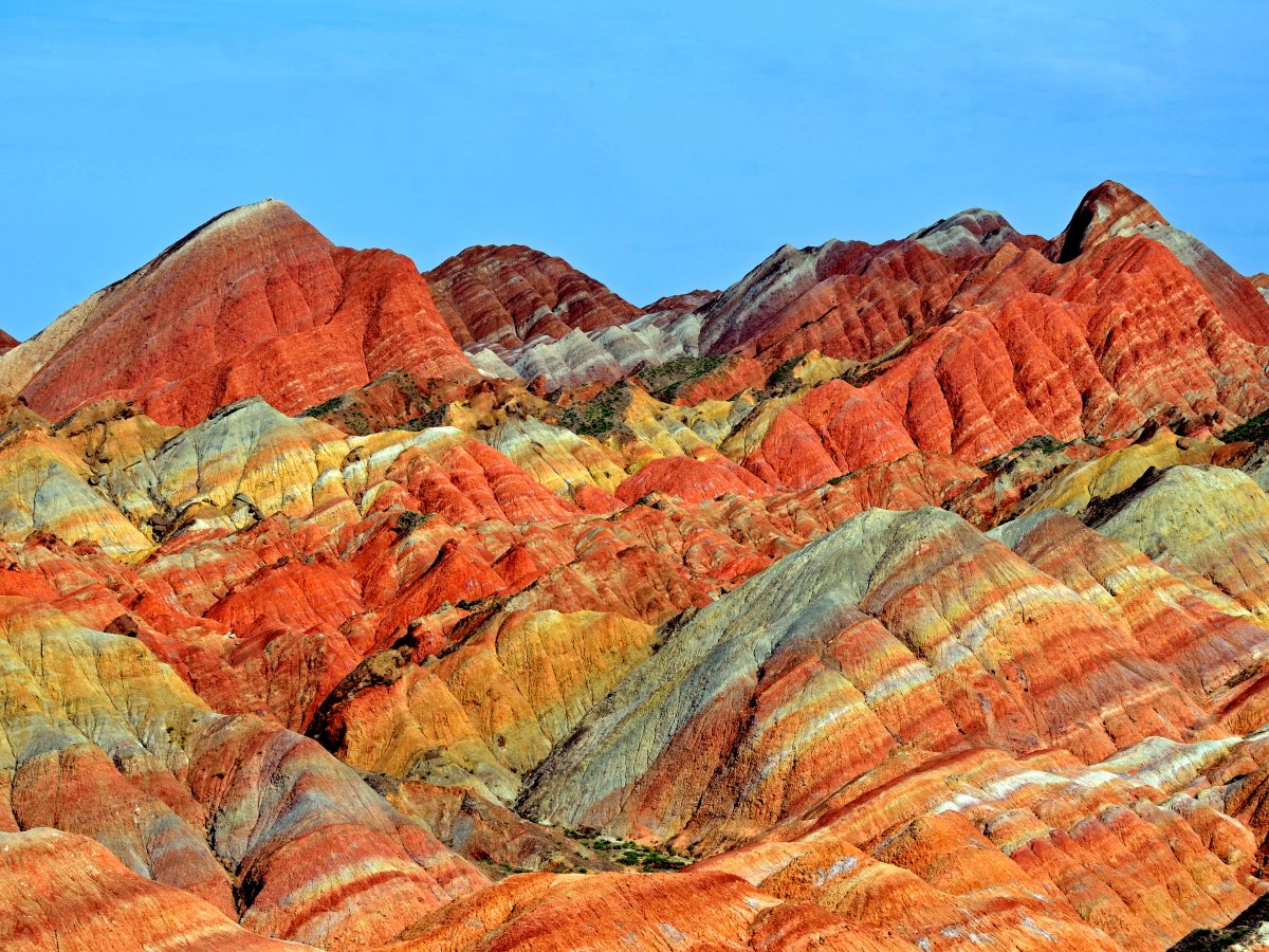 کوهستان «ژانگیه دانکسیا» در نتیجه فرسایش ماسه سنگ های قرمز رنگ در طول 27 میلیون سال شکل گرفته اند.