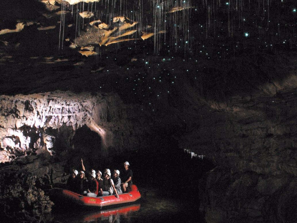 غارهای کرم شب تاب «ویتومو» در نیوزیلند به لطف وجود هزاران کرم کوچک شب تاب درخشان و ستاره باران دیده می شوند.