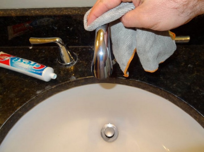شیرآلات و هر نوع وسیله فلزی و از جنس کروم را می توانید با استفاده از خمیر دندان و دستمال تمیز کرده و برق بیندازید.
