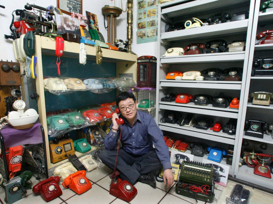 «ژانگ وافانگ» به جمع آوری مدل های مختلف تلفن علاقه ویژه ای دارد. او یکی از اتاق های خانه خود در پکن را به کلکسیون تلفن هایش اختصاص داده است.