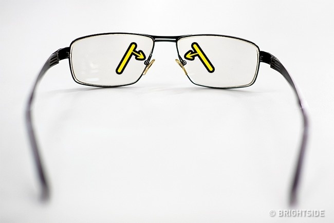 برای تنظیم پدهای عینک، عینک را روی سطح صاف بگذارید و ببینید که زاویه قرارگیری آن ها نسبت به هم چگونه است.