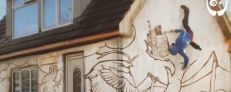 هنرمندی که تمام فرایند رنگ کردن خانه اش را در قالب ویدیوی استاپ موشن به تصویر کشیده است [تماشا کنید]