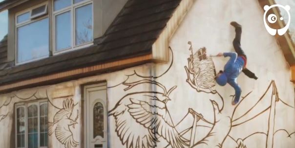 هنرمندی که تمام فرایند رنگ کردن خانه اش را در قالب ویدیوی استاپ موشن به تصویر کشیده است [تماشا کنید]