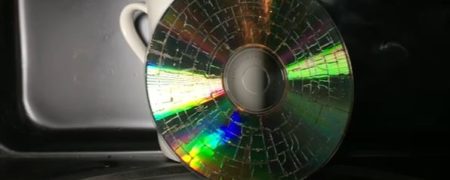 دستگاه مایکروویو چه بلایی بر سر سی دی ها و دی وی دی ها می آورد؟ [تماشا کنید]