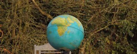 ویدیویی صحنه آهسته که انفجار کره زمین رومیزی را با سرعت ۲۵۰۰ فریم بر ثانیه به تصویر می کشد [تماشا کنید]