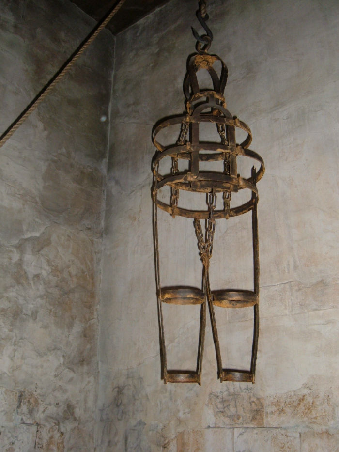 Prison_cell_with_gibbet_PON_2-w700
