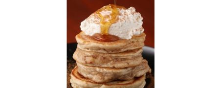 خوشمزه روز: پنکیک صبحانه با سیب تازه [تماشا کنید]