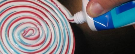 با ۱۲ استفاده غیرمعمول و کاربردی خمیر دندان در زندگی روزمره آشنا شوید