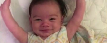 واکنش جالب و دیدنی نوزاد پس از باز شدن قُنداقش [تماشا کنید]